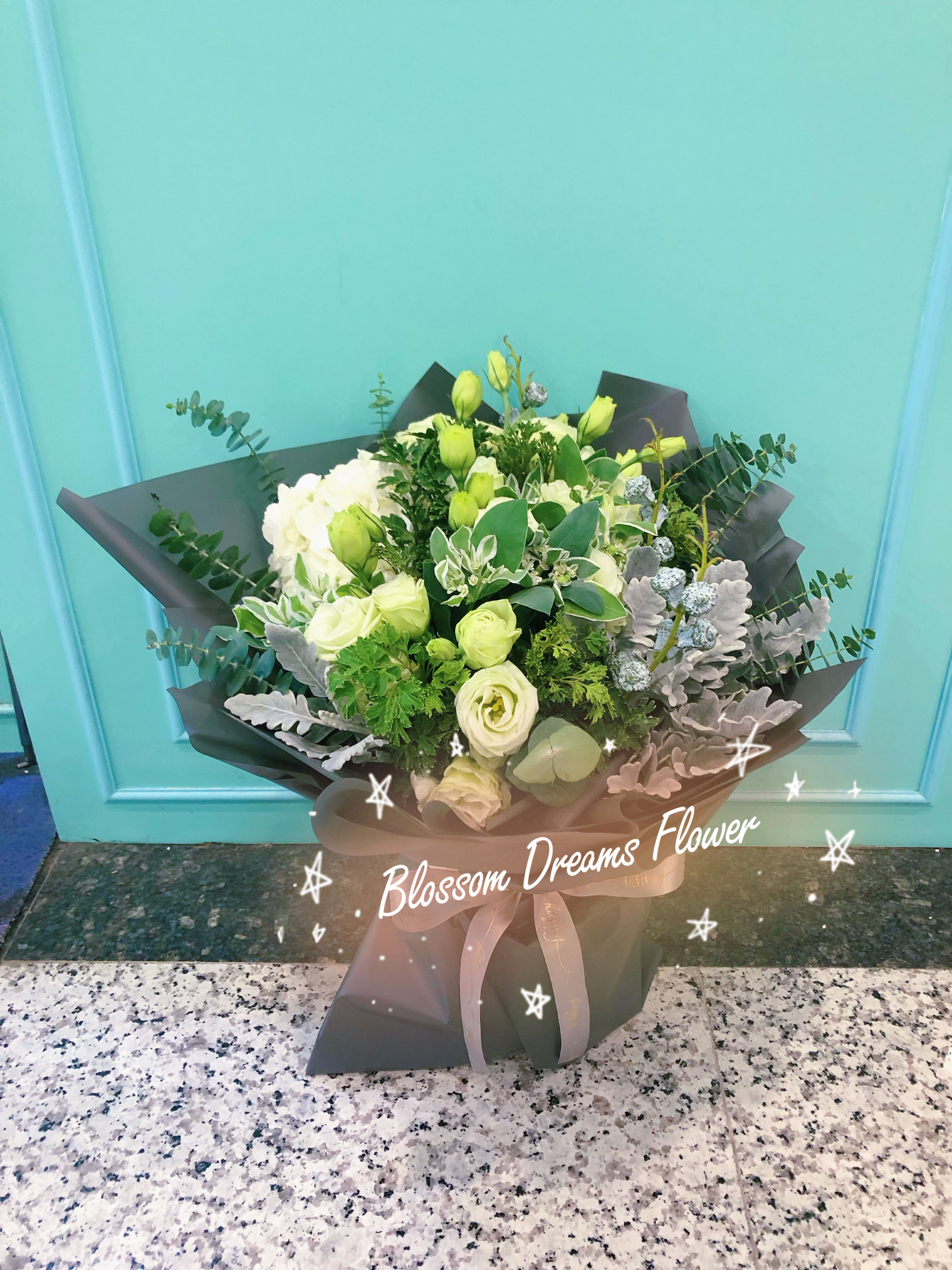 白鏽球綠桔梗尢加利果清雅花束