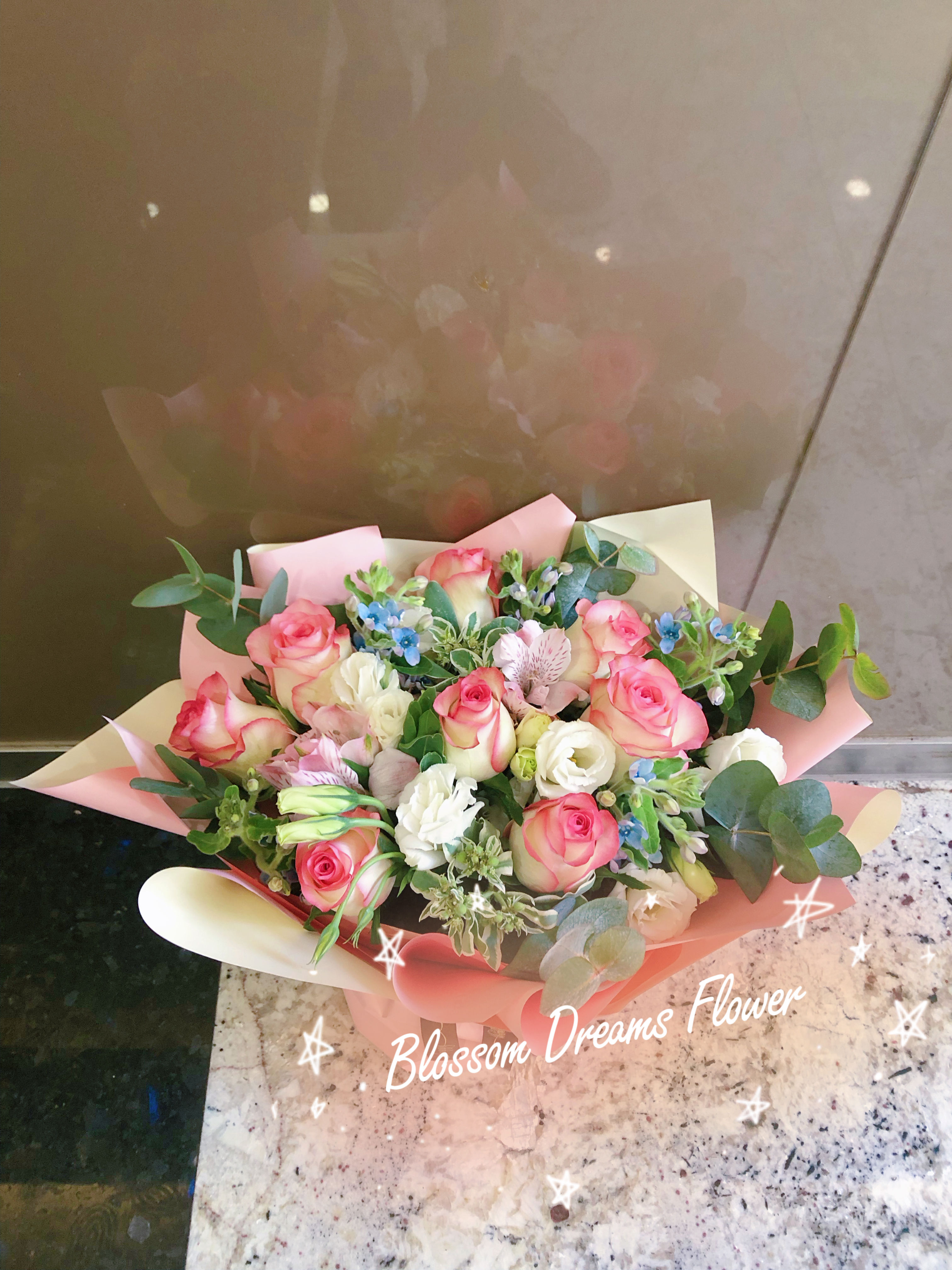 艾沙玫瑰小百合藍天星花束