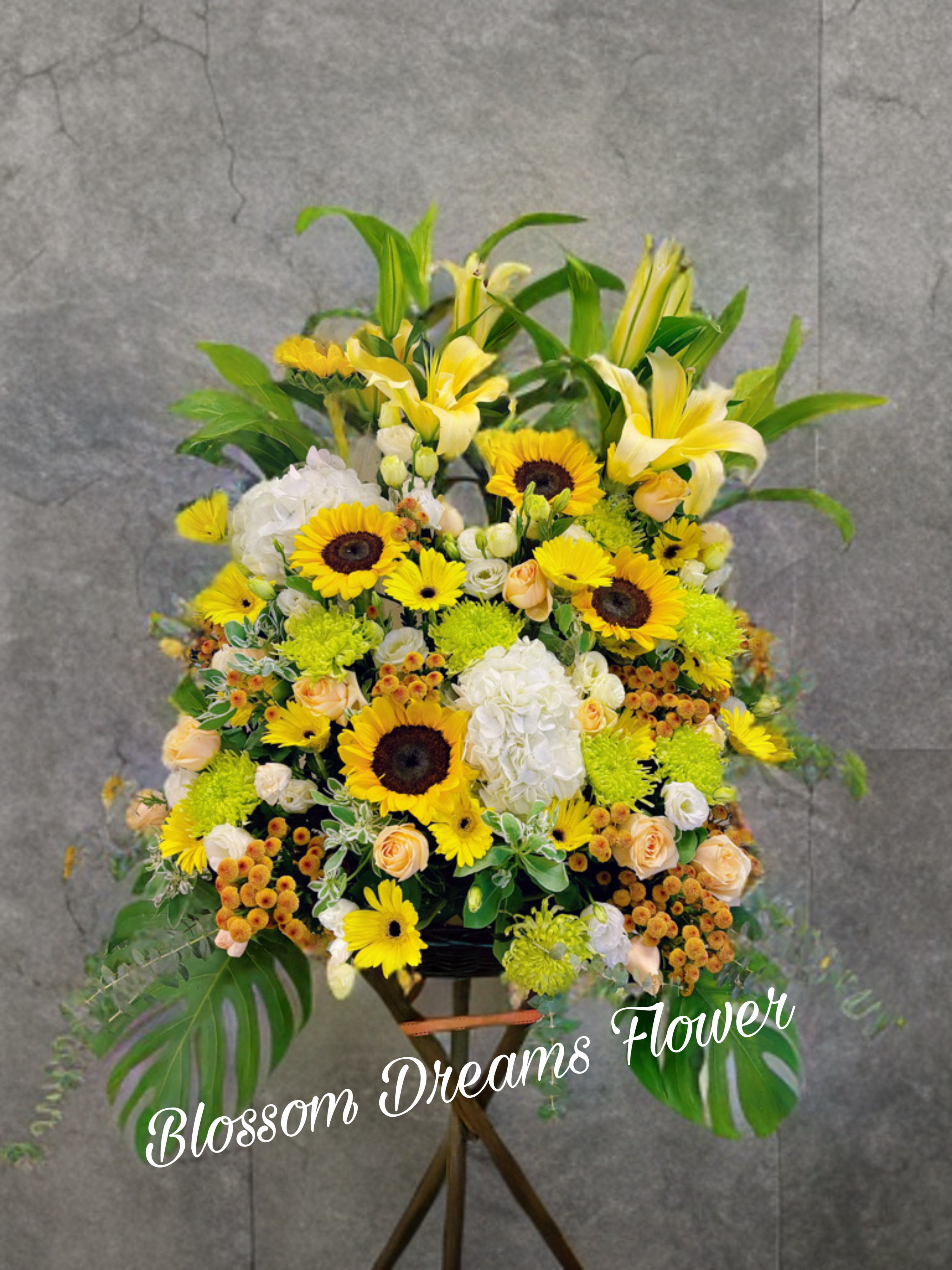 白鏽球＋向日葵＋小菊＋煙花菊＋玫瑰花籃