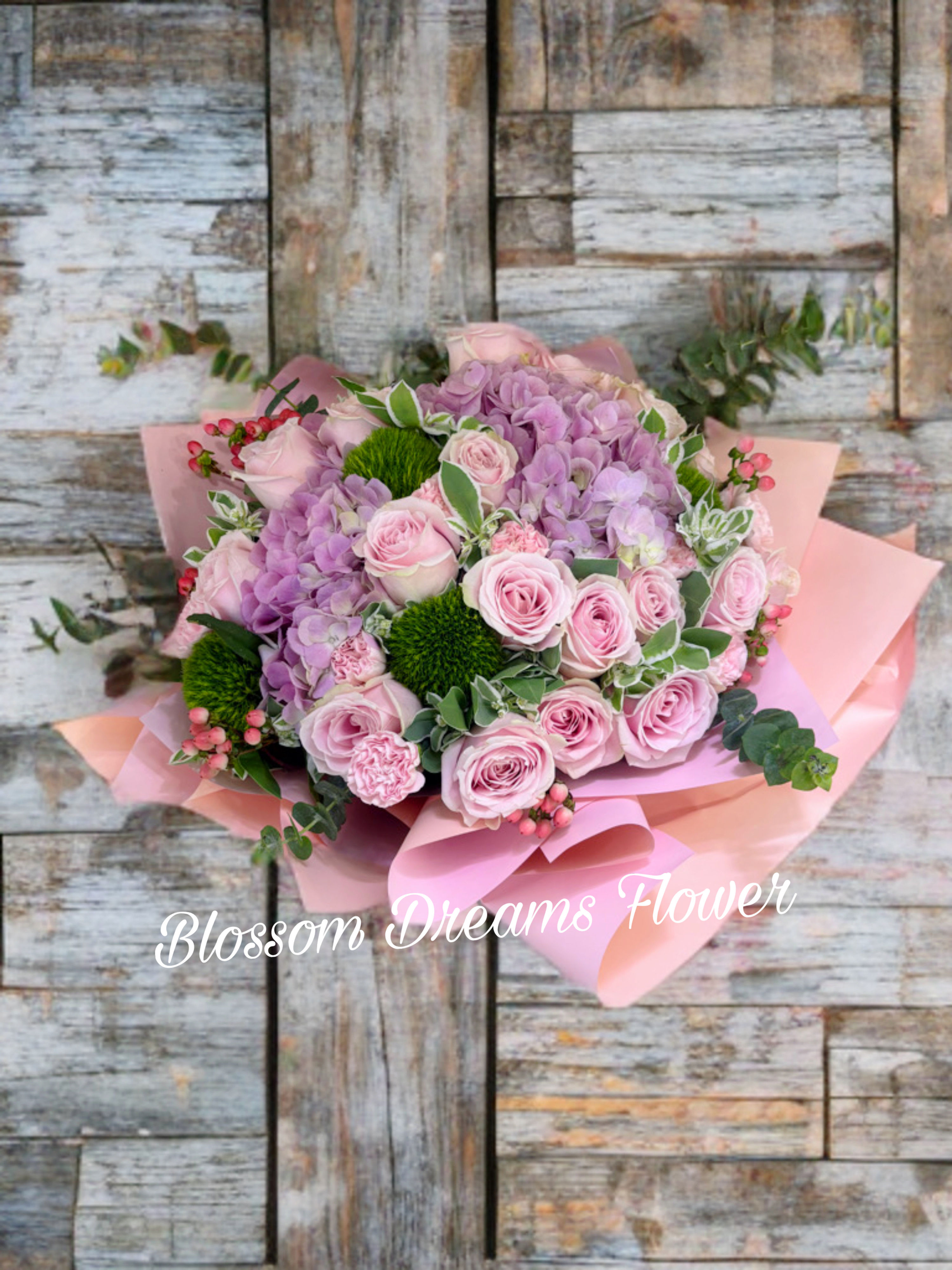 雙鏽球＋粉玫瑰＋粉豆＋綠毛球＋葉上花花束