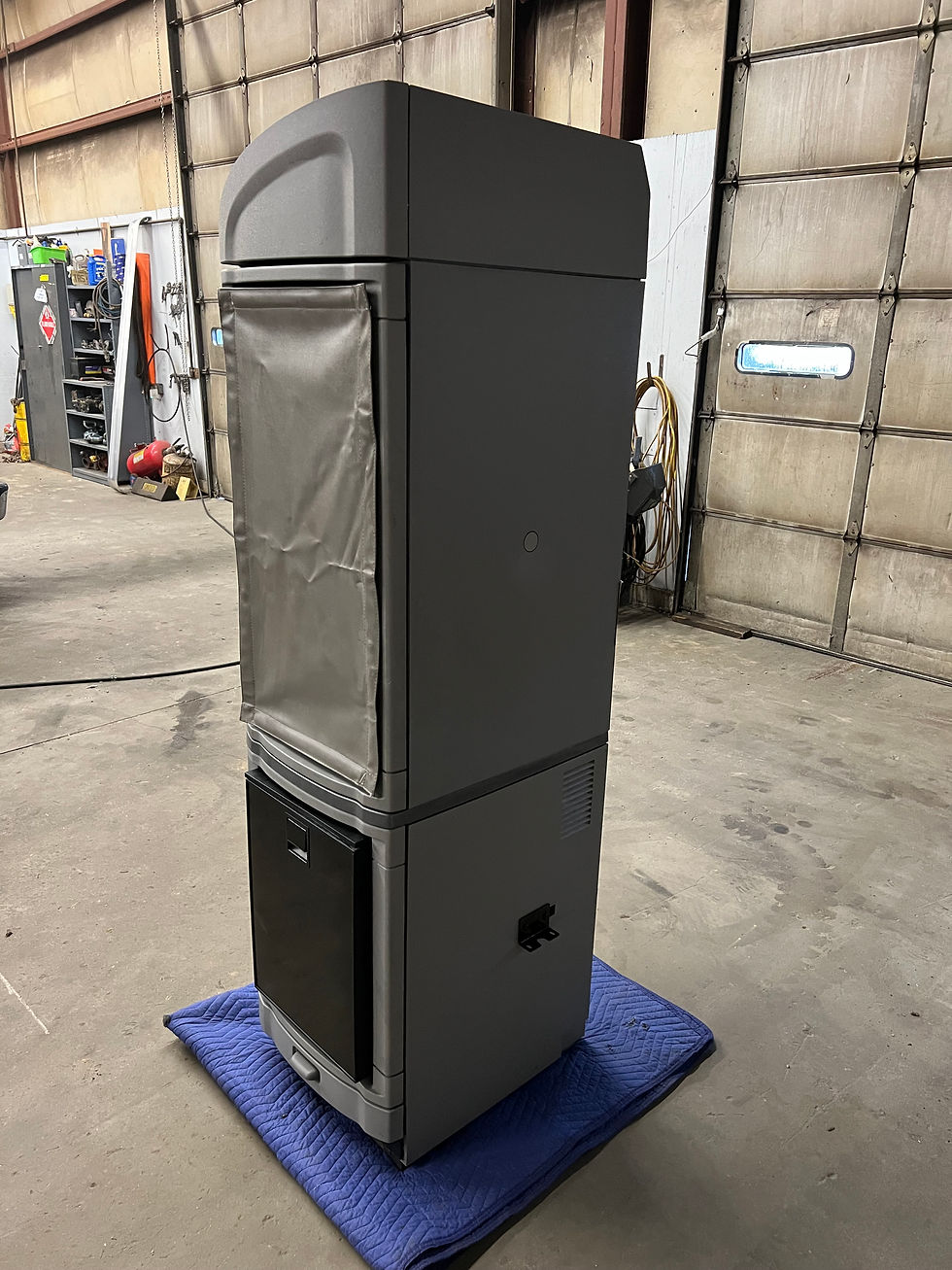 2016 Peterbilt 579 complete cabinet w/fridge/drawers/curtains (passenger side)