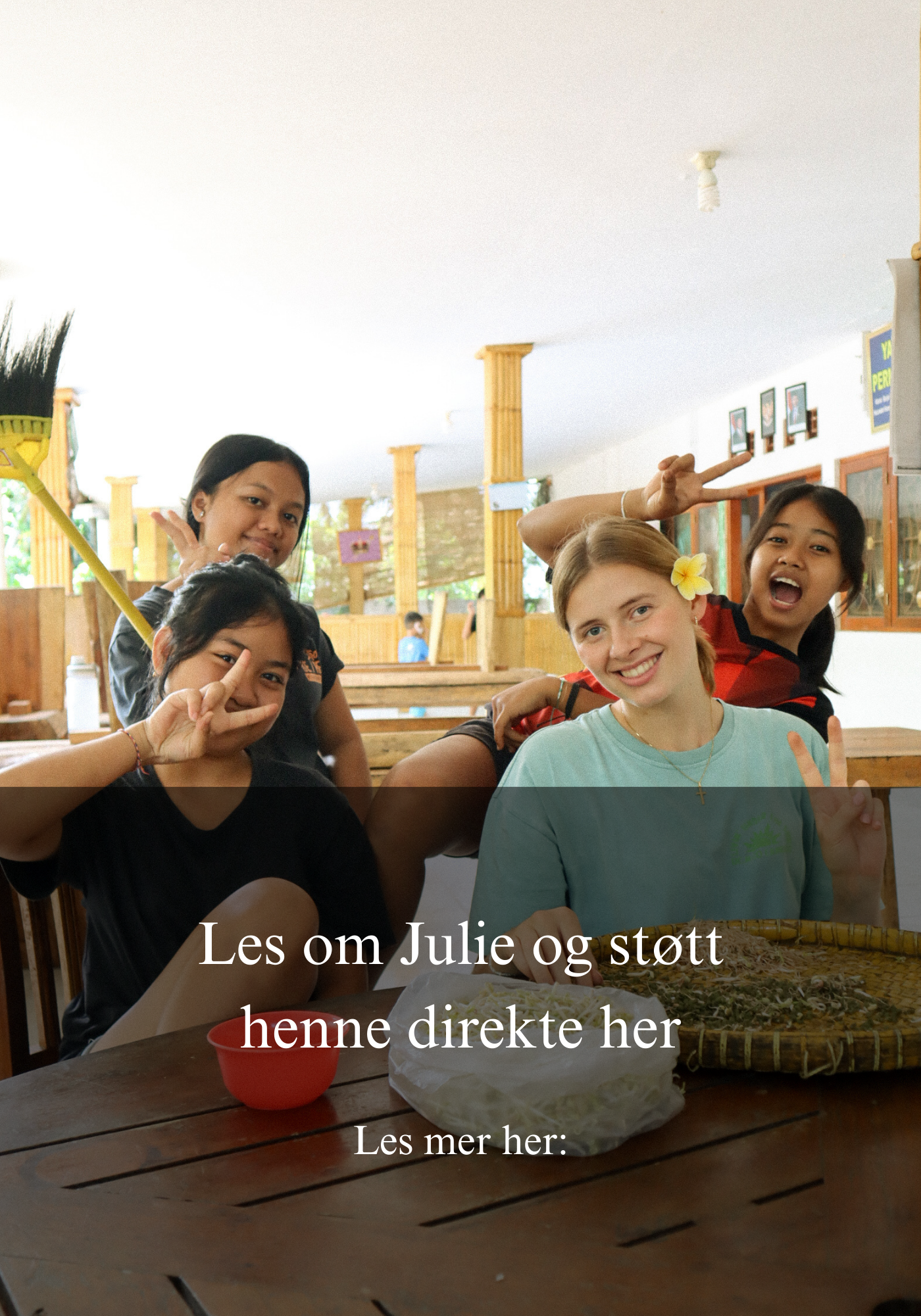 Julie sammen med barn på Bali