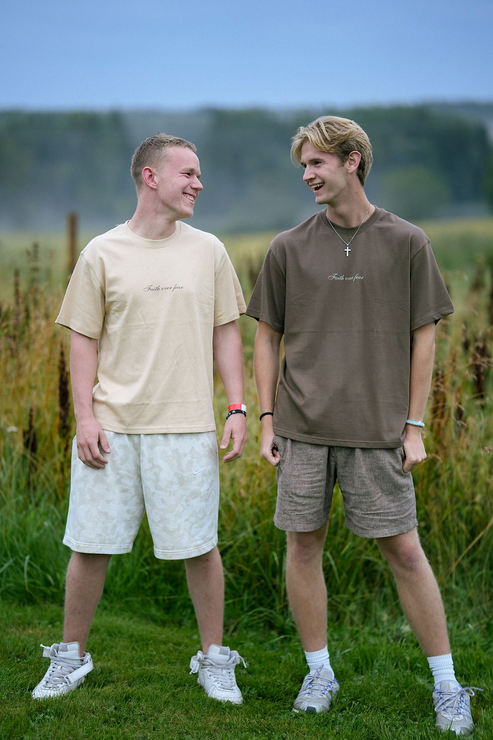 Thumbnail: Faith over fear beige T-skjorte