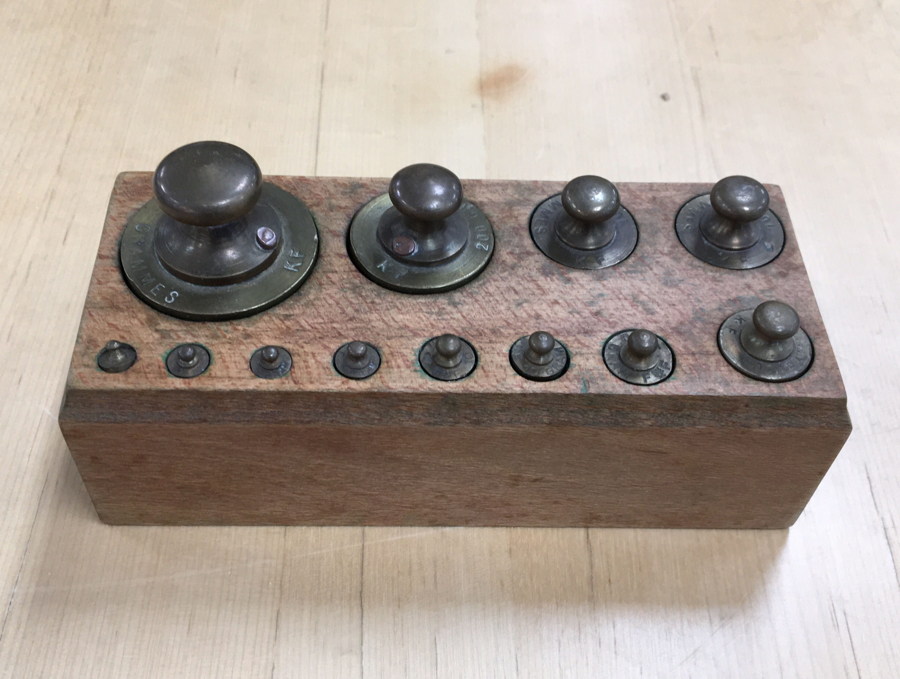 ANTIQUE BRASS SCALE WEIGHTS IN FITTED WOOD STORAGE BOX
