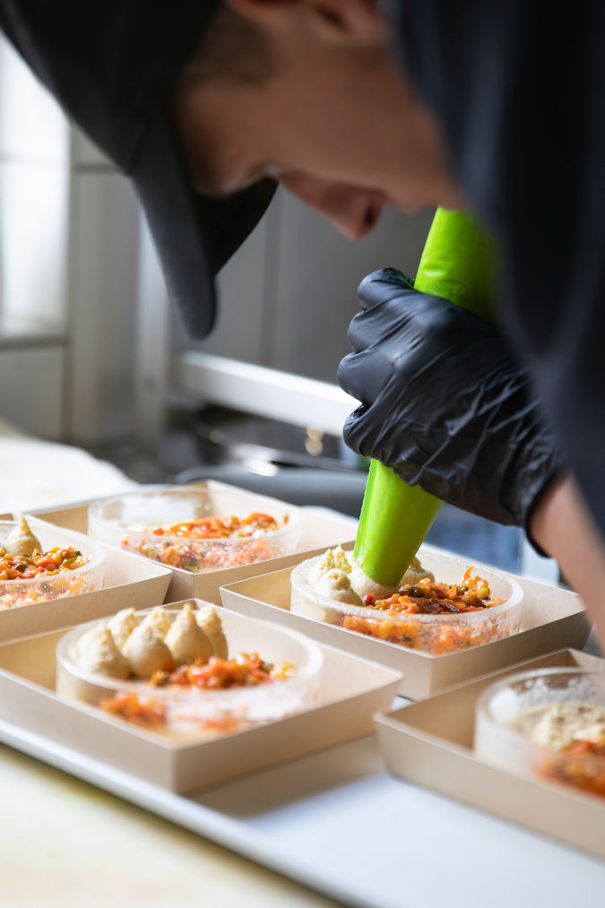 Photo d'une personne préparant des verrines