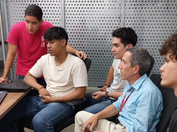 Así es el chaleco inteligente creado en Univalle que mejora el entrenamiento para salvar vidas
