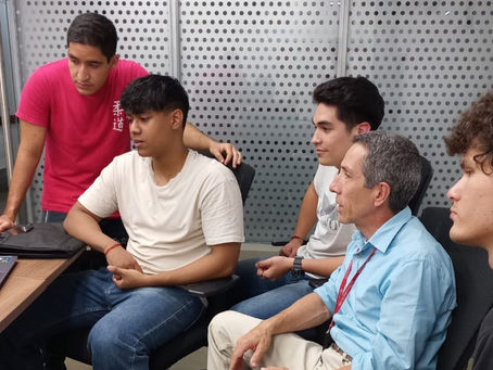 Así es el chaleco inteligente creado en Univalle que mejora el entrenamiento para salvar vidas