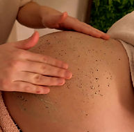 Rituel féminin grossesse – massage ventre et ouverture du bassin