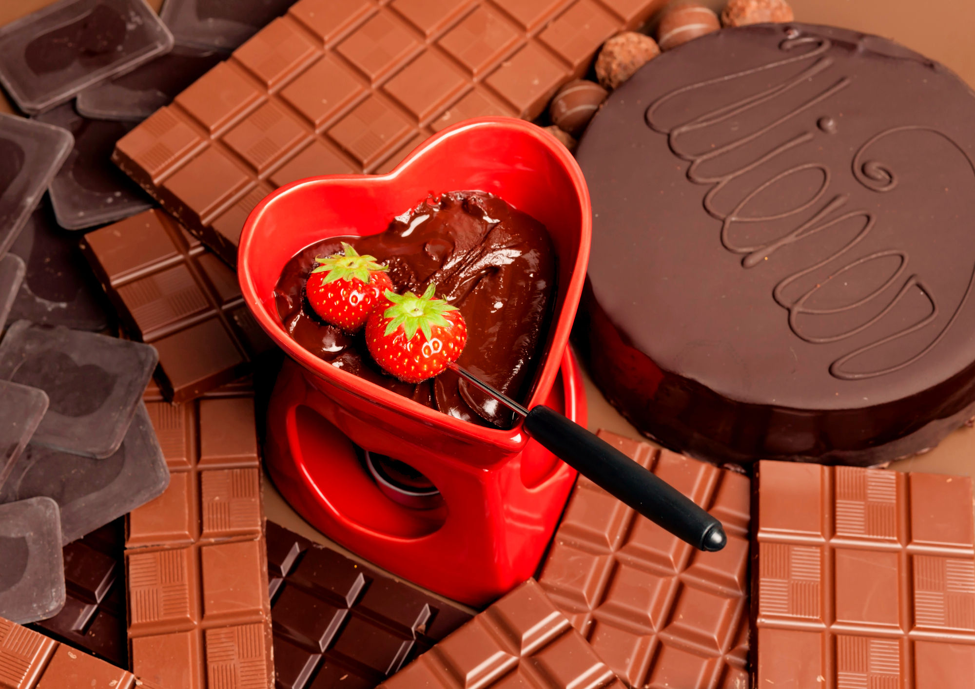 maman et enfant partageant une fondue au chocolat durant un soin au chocolat