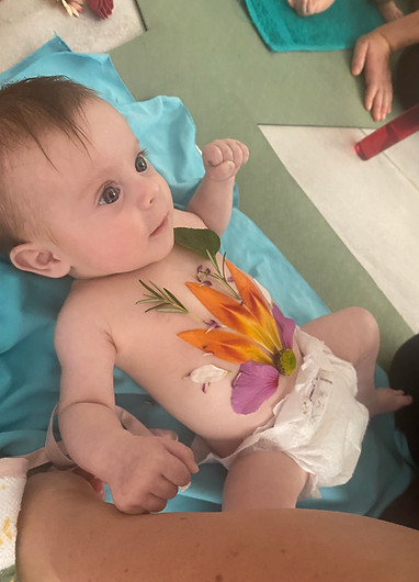 Bébé apaisé et souriant après un bain enveloppé à Ma bulle à moi (Bourg-en-Bresse)