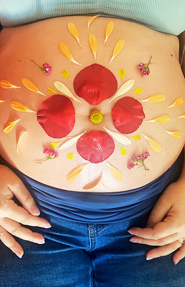 Ventre de femme enceinte fleuri – Douceur et féminité à Bourg-en-Bresse