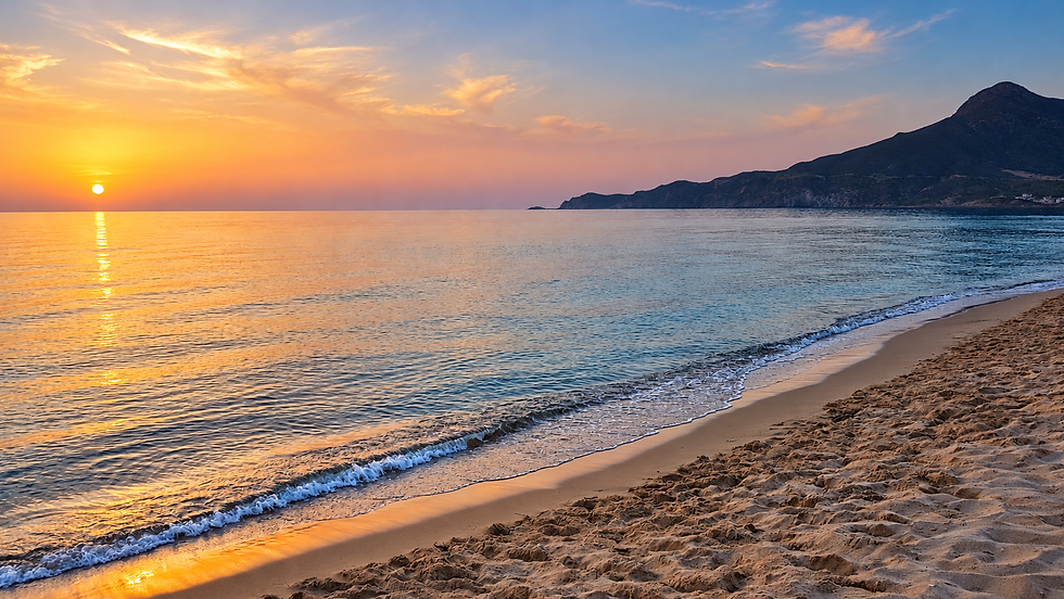 Le passeggiate lungo il litorale di San Nicolò al tramonto