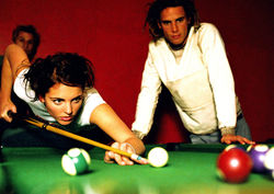 Mädchen spielen Pool