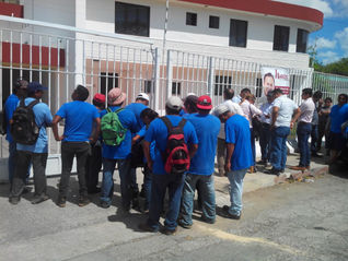 Mauricio Vila obliga a trabajadores de la comuna a protestar en casa de Joaquín Díaz Mena