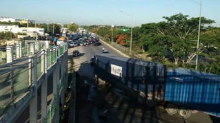 TRAILER VOLCADO CAUSA ESTRAGOS EN EL PERIFÉRICO