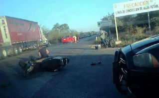 Motociclista, muy grave al estrellarse contra un auto en la Mérida-Tetiz