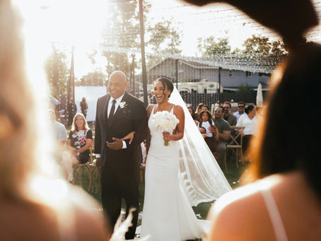 Noiva a caminhar para o altar ao som da música do seu casamento