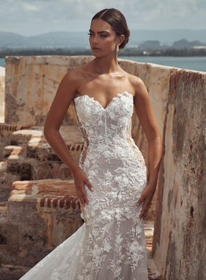 Calla Blanche 123124 Glenda
Excusive Stockists in Northern Ireland and Donegal
3D Lace
Mermaid Silhouette
Sweetheart Neckline
Strapless
Illusion Back
Optional Long Tulle Sleeves
Cascading Train
Button and Sequin Details