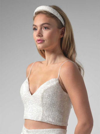 Jupon presents this lovely bridal top with spaghetti straps. This item is made out of sequin fabric.