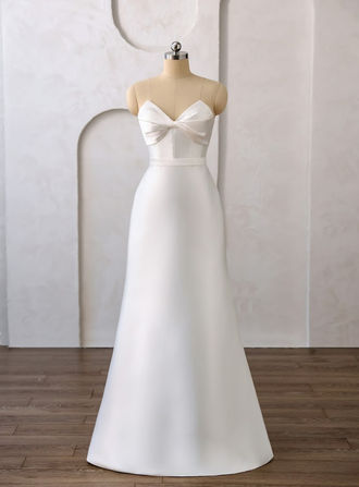 This elegant wedding dress boasts a timeless and sophisticated design, perfect for any bride.Its strapless bodice is adorned with a delicate bow, adding a romantic and charming touch.The fitted waistline highlights the figure.Crafted from high-quality fabric, the dress ensures luxurious feel, making it a stunning choice for your special day. Its classic and refined aesthetics will captivate all eyes at your wedding.