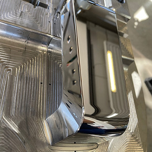 Hochglanzpolierte Metallkomponenten, demonstrieren die Expertise von Mykola Merzlyy in der Metallbearbeitung.