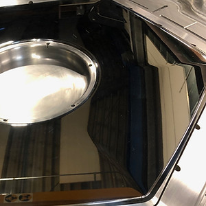 Nahaufnahme einer fein polierten Spritzgussform, die die Qualität des Hochglanzes hervorhebt