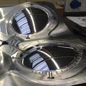 Detailaufnahme einer hochglanzpolierten Spritzgussform, zeigt Präzision und hochwertige Verarbeitung