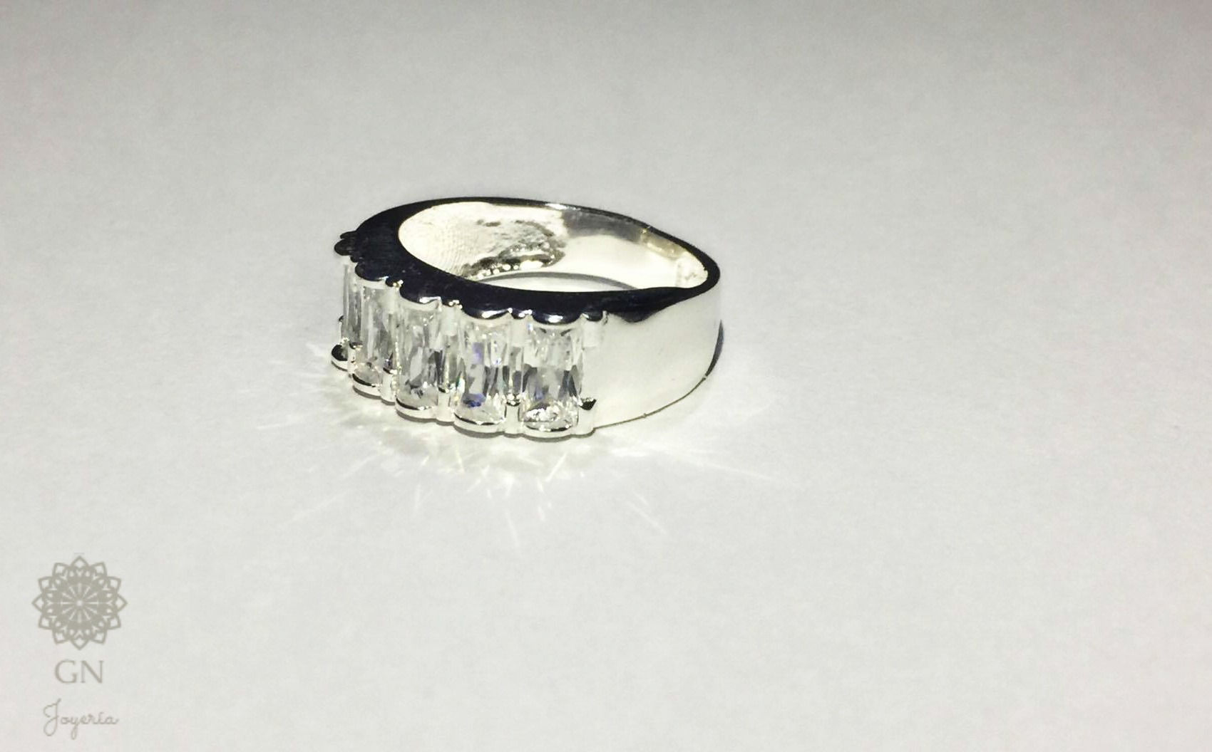 Anillo de plata con Zircon blanco