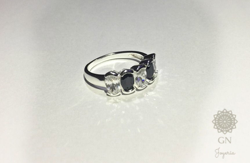 Anillo de plata con Piedra onix y zircon blanco