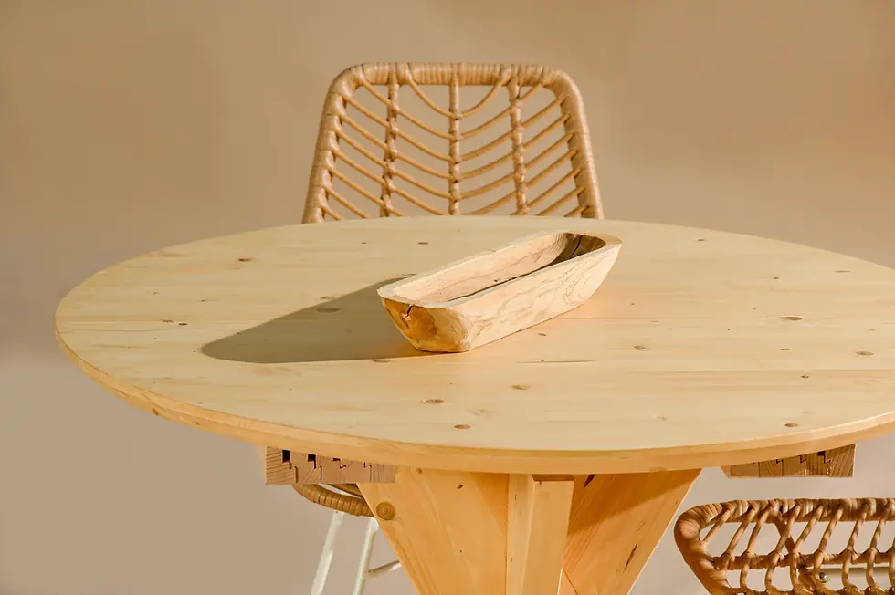 TABLE À MANGER RONDE EN ÉPICÉA MASSIF AVEC PLATEAU AU BORD BISEAUTÉ ET PIÈTEMENT EN CROIX.