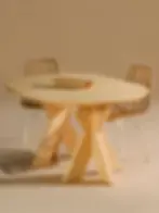 TABLE À MANGER RONDE EXTENSIBLE EN ÉPICÉA MASSIF AVEC RALLONGE ET CHANT DU PLATEAU BISEAUTÉ.