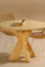 TABLE À MANGER RONDE EN ÉPICÉA MASSIF AVEC PLATEAU AU BORD BISEAUTÉ ET PIÈTEMENT EN CROIX.