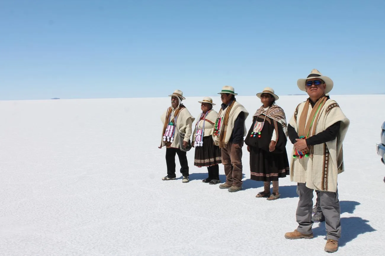 Representantes comunitarios en el salar en Uyuni - Bolivia.