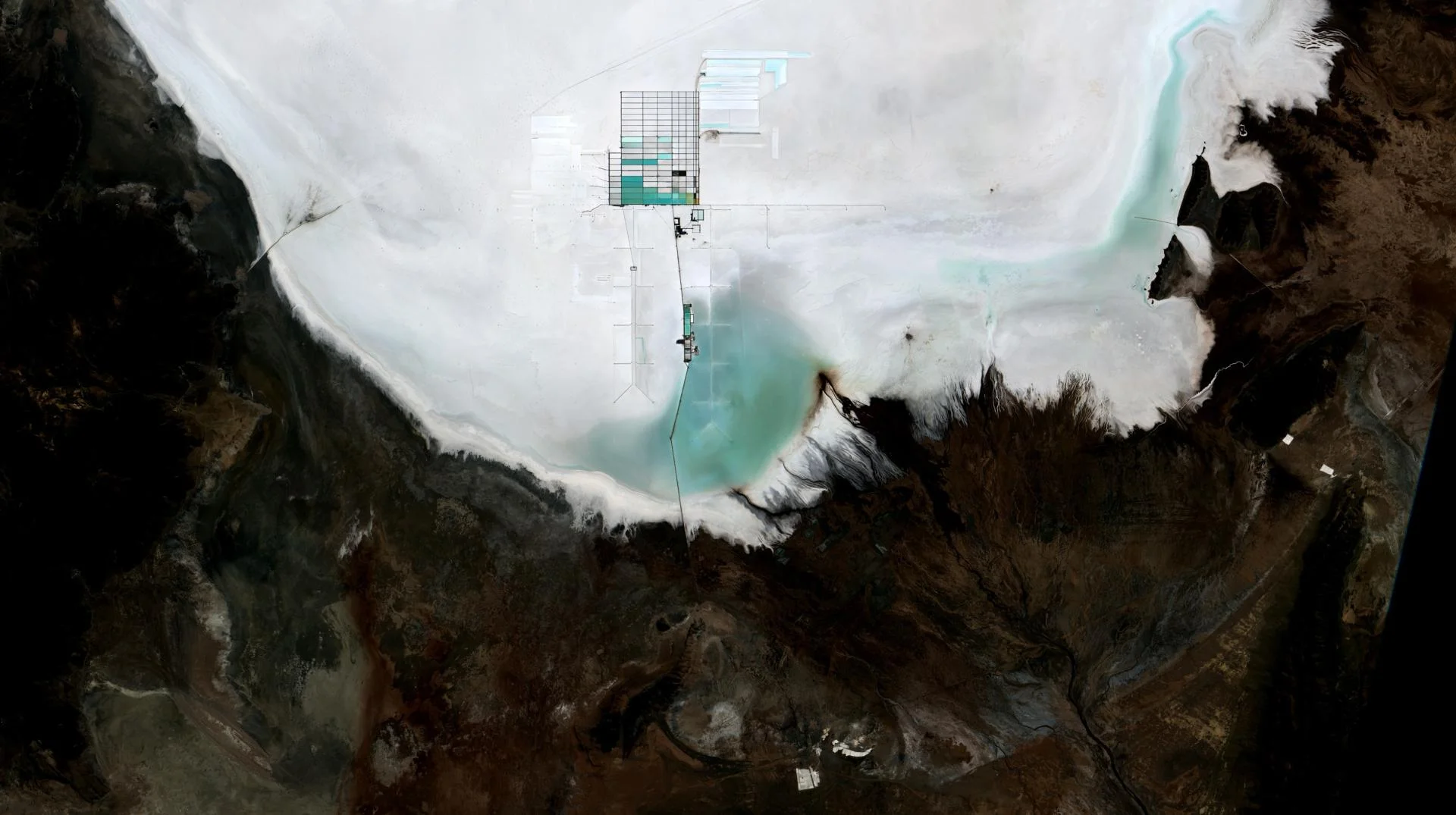 Imagen aérea de piscinas de evaporación de litio en el salar de Uyuni - Bolivia.