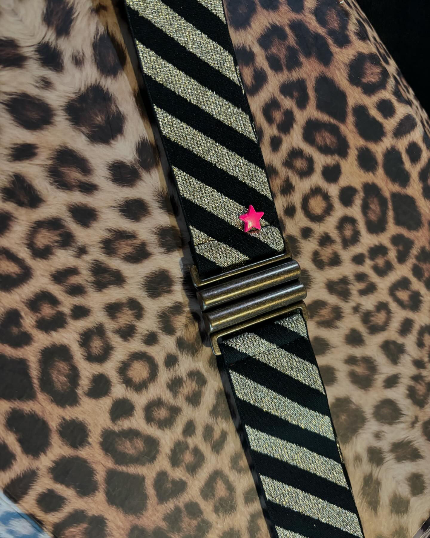 Ceinture élastique boucle droite noire et dorée
