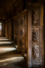 Sculptures en bois dans un monastère