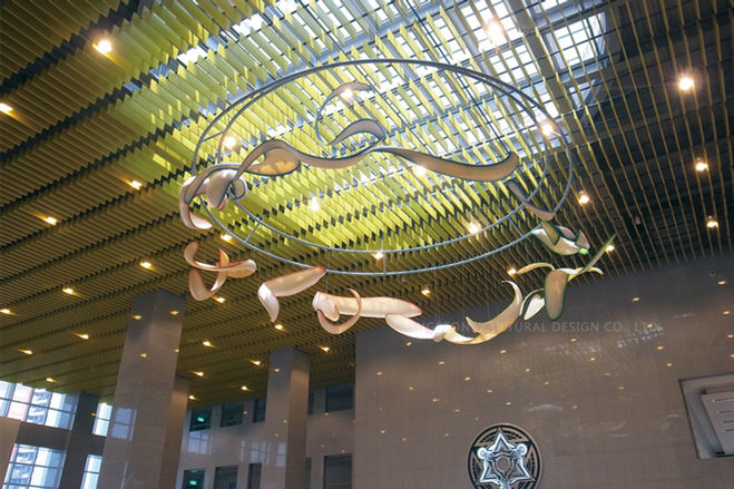 CONVERSATION BETWEEN by Hu Tung Min, made with synthetic resin. Dimensions: L900 x H300 x W900 cm. 2016, displayed at Taiwan Kaohsiung District Court.