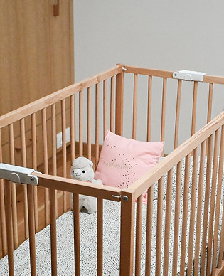 lit en bois bébé en location