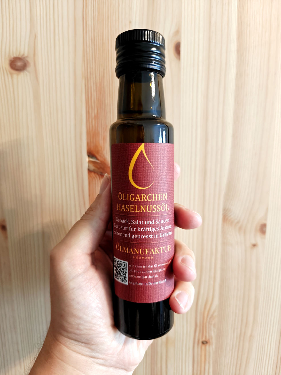 Flasche Haselnussöl kaltgepresst