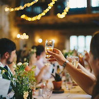 Cocktail d’entreprise avec invités levant leurs verres dans une ambiance conviviale.