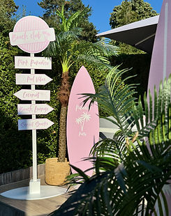 Décoration extérieure avec signalétique personnalisée et éléments tropicaux, installée dans un cadre événementiel.