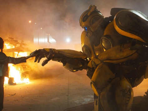 Série Transformers potřebovala restart, ale Bumblebee ji stáhl k fantasy průměru