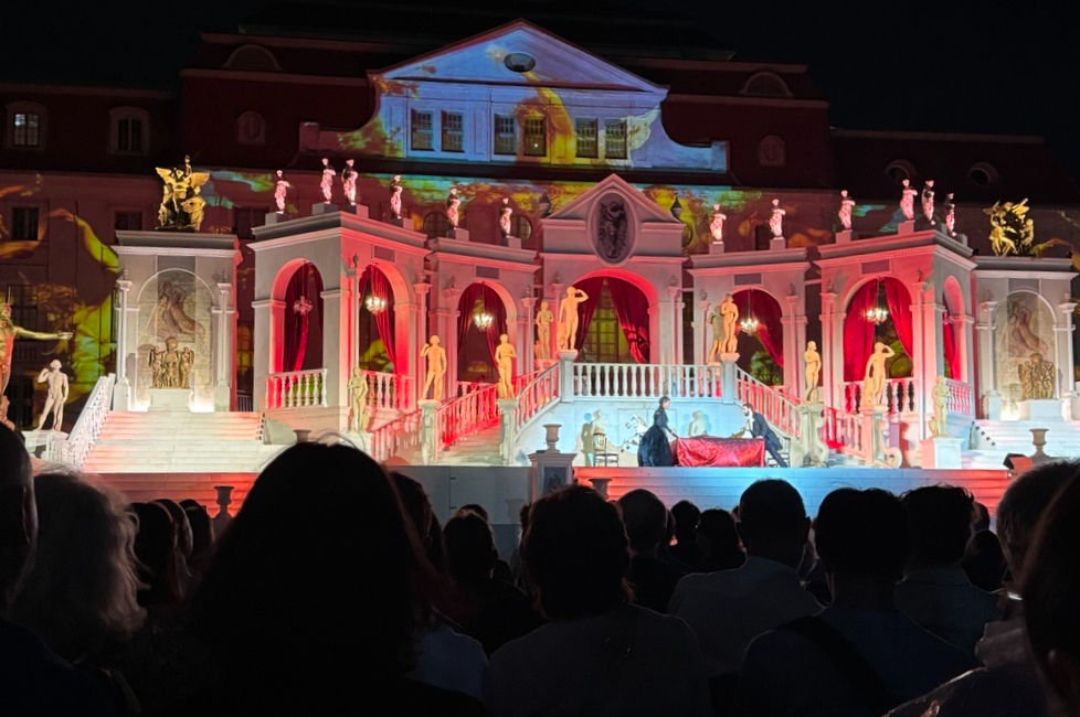 Evening performances are popular and prevalent.