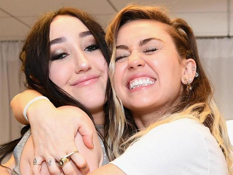 Noah Cyrus llora al recordar cómo fue crecer a la sombra de Miley Cyrus