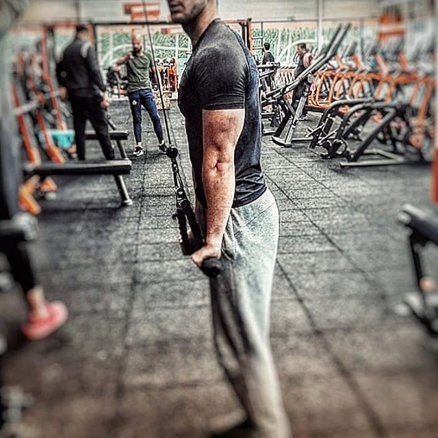 Homme faisant un exercice triceps