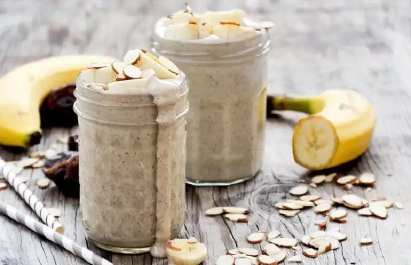 Almendras, banano y agua de coco