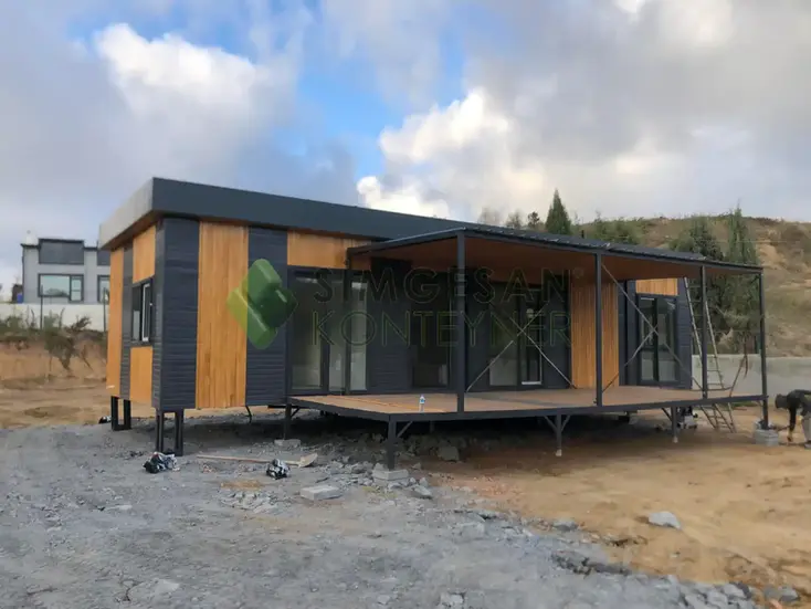 Simgesan üçgen çatılı ahşap konteyner ev dış cephe görüntüsü