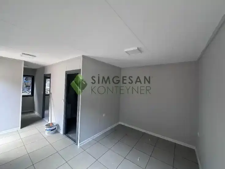 Çelik kapı ve alüminyum pencereli modern güvenlik kabini