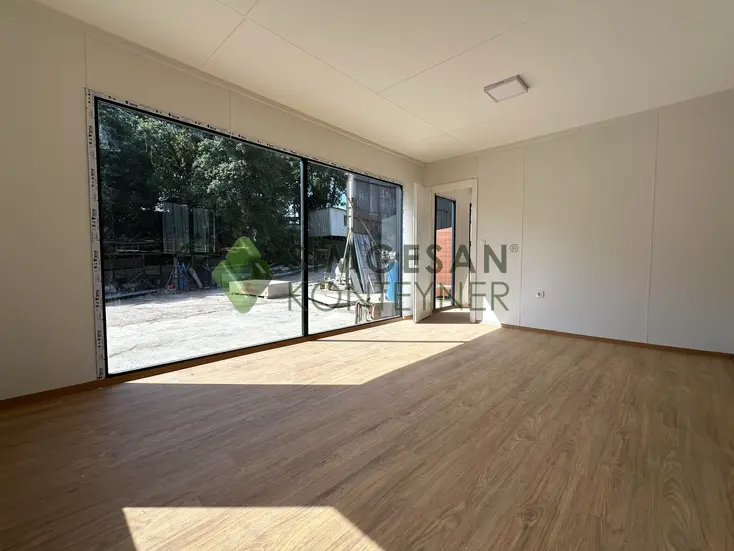 Betopan iç kaplamalı modern ofis konteyneri iç mekan görünümü