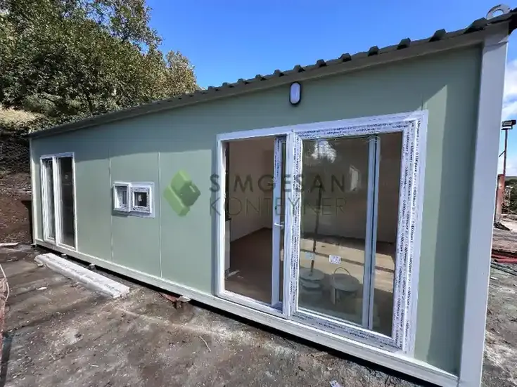 Beyaz PVC doğramalı modern 4x8 konteyner ev ön cephe tasarımı